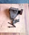 Staffe attacco puleggia alternatore motore XJ Cherokee 2.5L benzina 1993 cod. 530100090 53010055